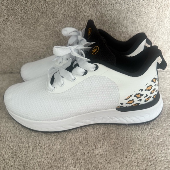 Tommasso Shoes - Like New! Urban Cycle Shoes - Tommaso White and Black / Cheetah 🐆 Print